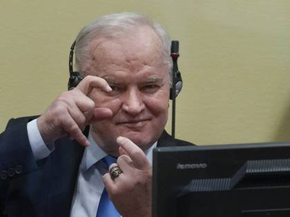 Confermato l'ergastolo al "boia" Mladic. Biden: sentenza storica, chi sbaglia paga