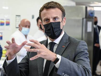 In Francia via l'obbligo di mascherine e il coprifuoco