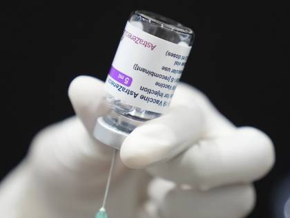 AstraZeneca, ora cambiano pure il bugiardino