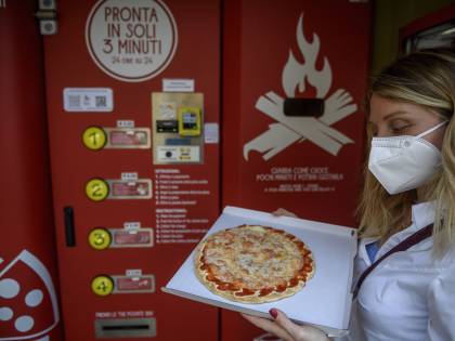 Il distributore di pizza calda scandalizza gli americani