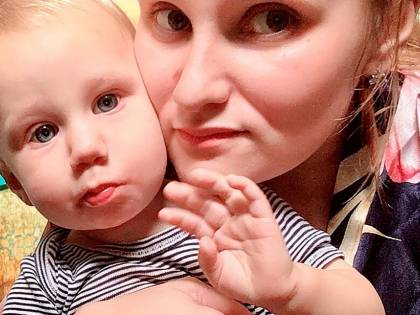 Lascia i figli da soli per andare a bere. E uno di loro muore di fame