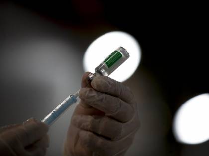 Caos e retromarce su AstraZeneca: a rischio la fiducia (e il piano vaccini)