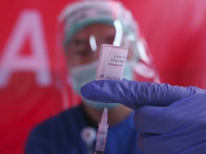 La verità su AstraZeneca: nei giovani più rischi che benefici