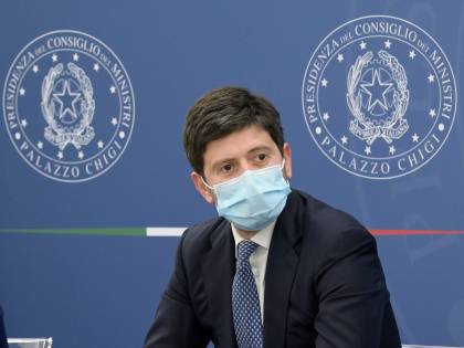 "È il capitano della nave". E su Speranza esplode la lite Bersani-Meloni