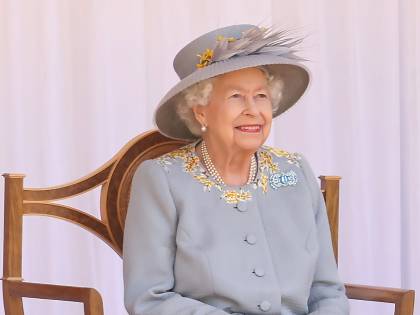 La "sfilata" senza Filippo: quel dettaglio nell'abito della Regina