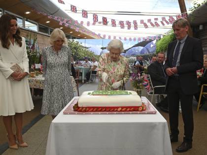 Stupore al G7: la Regina taglia la torta con una spada
