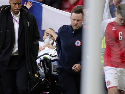 Paura agli Europei: Eriksen ha un arresto cardiaco. "Ora è sveglio". Riprende la partita