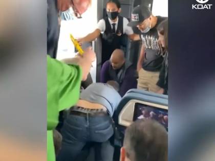 Passeggero tenta di aprire portellone dell'aereo durante il volo