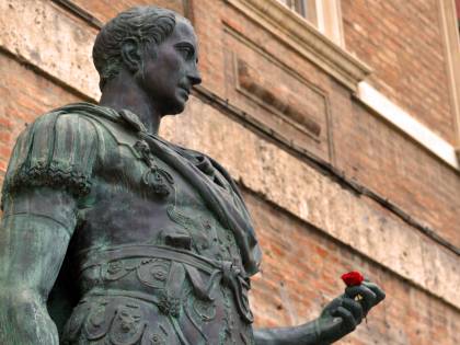 "È un dono di Mussolini". Bufera per la statua di Giulio Cesare