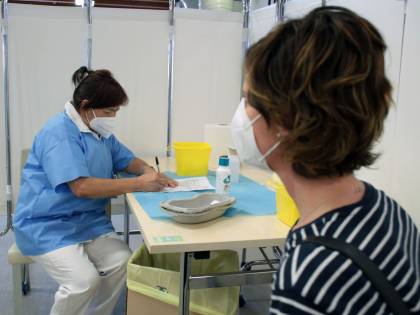 Sì al mix di vaccini, ricalibrato il piano. "È il tempo di unità. Basta frastornare"