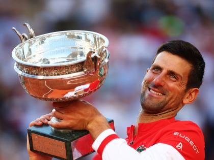 Grande rimonta al Roland Garros: Djokovic supera Tsitsipas al 5 set