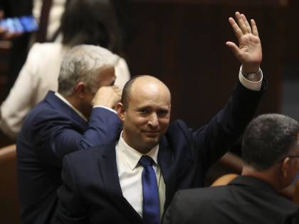 Il regno di Bibi è finito. Via al Bennett-Lapid tra urla e voto sul filo