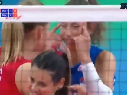 Fa il gesto degli "occhi a mandorla". Bufera sulla pallavolista