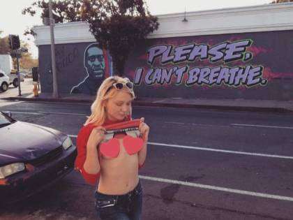 La foto sui social e la polemica. Giallo sulla morte della star di Pornhub
