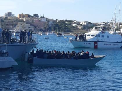 Sbarchi senza fine: l'hotspot di Lampedusa è (ancora) al collasso