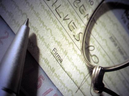 Attenzione agli assegni: chi rischia col Fisco