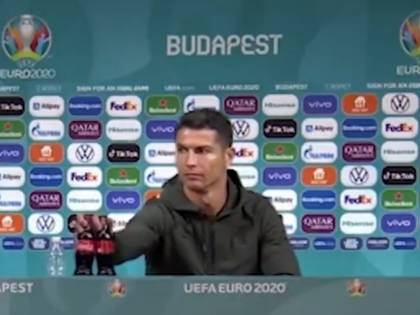 Il gesto di Ronaldo in conferenza stampa che spiazza tutti: "Acqua..."