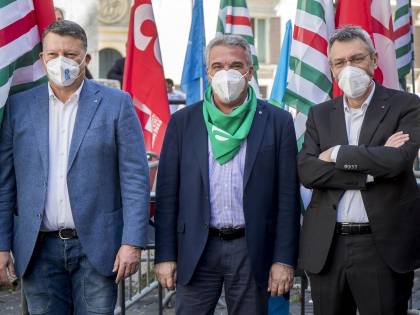 Licenziamenti, sindacati in piazza