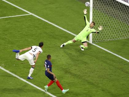 La Francia si iscrive all'Europeo dell'autogol. Germania "solo" Var