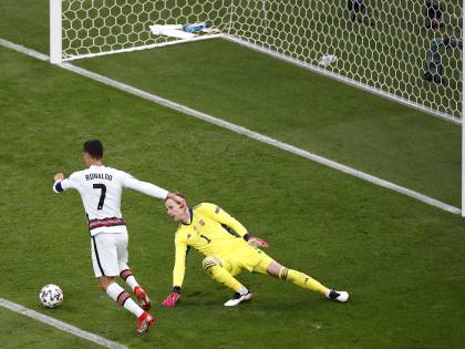 CR7 riscrive la storia europea. Ma non brinda a Coca Cola