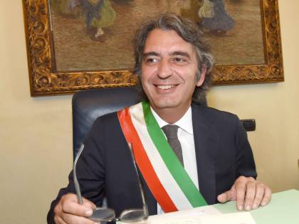 Il sindaco di Verona passa con la Meloni. Comuni, si cerca l'intesa
