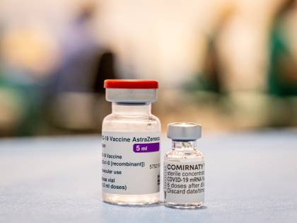 AstraZeneca invece di Pfizer a due giovani: "È un incubo"
