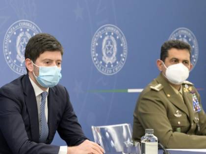 Ecco la satira del giorno. Anche Speranza sposta le bottiglie