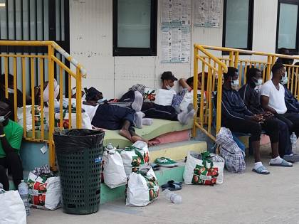 Distanze e mascherine: ecco la "bomba" Lampedusa