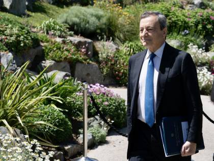 Draghi: "Io stesso farò eterologa. Liberi di fare seconda dose AstraZeneca"