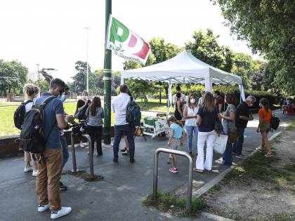 Zero volontari ai gazebo dem? Si reclutano a pagamento