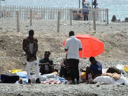 La città ostaggio dei migranti: "Pure mensa abusiva..."