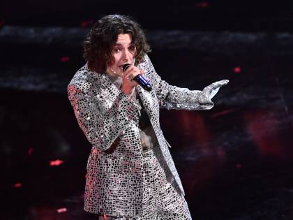 "Se non fai nulla per me, non mi alzo mentre mangio". Madame fuori controllo
