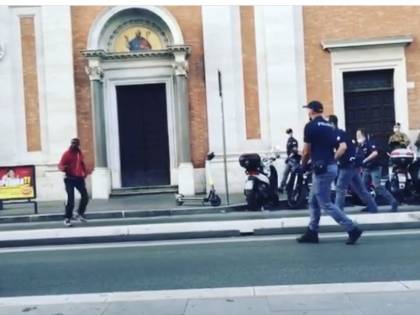 Il coltello, lo sparo: la follia del ghanese a Roma