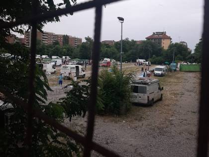 Milano ostaggio dei mercatini abusivi Milano ostaggio dei mercatini abusivi