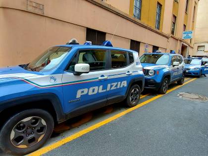 Il terribile gesto con la bottiglia: migrante attacca l'agente