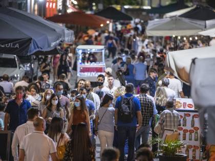 "Da mezzanotte senza mascherina": la fuga in avanti in Alto Adige