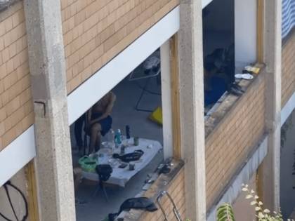 Il maxi palazzo abbandonato in balia dei clandestini