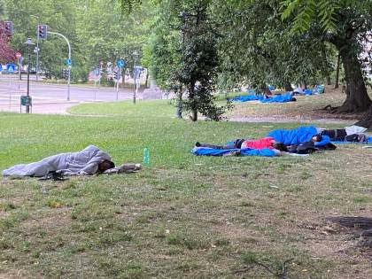 Il centro di Milano diventa dormitorio per gli immigrati con il sacco a pelo