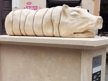 Un monumento alla porchetta deturpa Roma