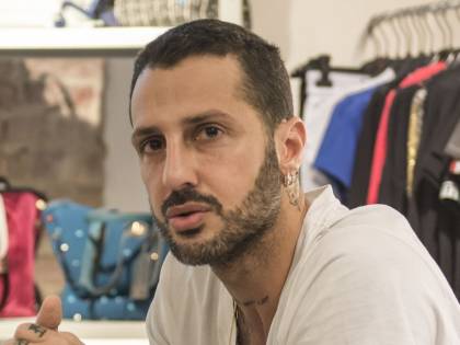Corona ha una "baby" fidanzata. Goria: "Io faccio sesso 5 volte al giorno" Corona ha una "baby" fidanzata. Goria: "Io faccio sesso 5 volte al giorno"
