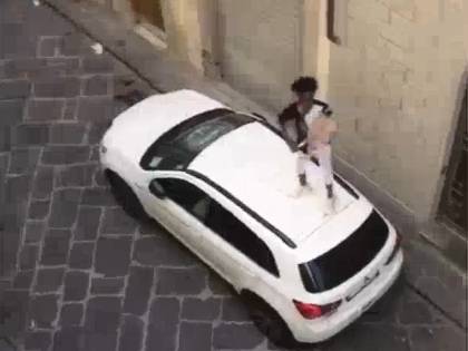 La furia del migrante a Firenze: minaccia gli agenti e poi spacca l La furia del migrante a Firenze: minaccia gli agenti e poi spacca l