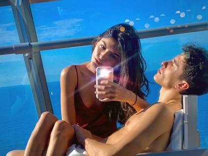 Marquez si rilassa con la sua sexy fidanzata Lucia Rivera