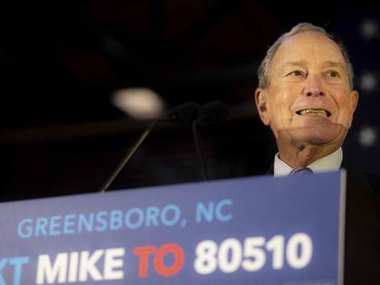 Bloomberg si ritira: il magnate americano ora sostiene Biden