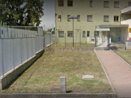 Ciclista rischia di investire figlio: clandestino gli spezza la gamba