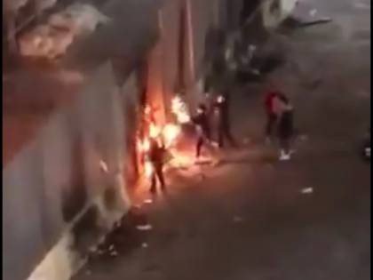 Baby gang appicca incendio fuori da una chiesa in piazza Sanità