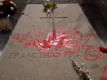 Imbratta la tomba di Francisco Franco: scultore arrestato in Spagna
