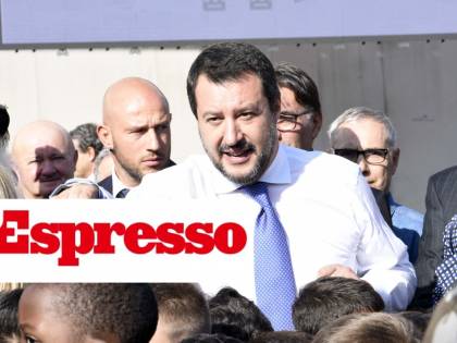 E L'Espresso rilancia insulti a Salvini: "È sempre una m..."