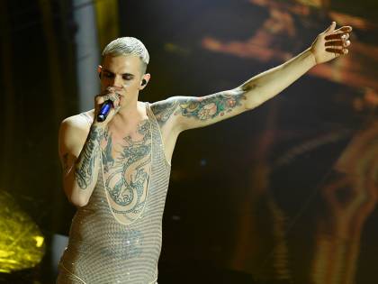Il post choc di Achille Lauro: crocifisso con gli stivali in latex. E Milano lo censura