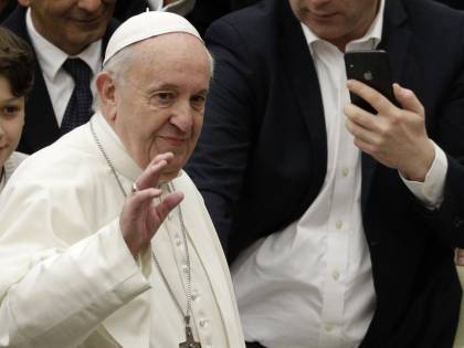 Coronavirus, il Papa: "Ci aspetta un altro dopoguerra, l'umanità si risolleverà con le ferite nel cuore"