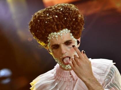Achille Lauro è Gesù Cristo nella Pietà ma piovono critiche: "Baracconate, mediocre"